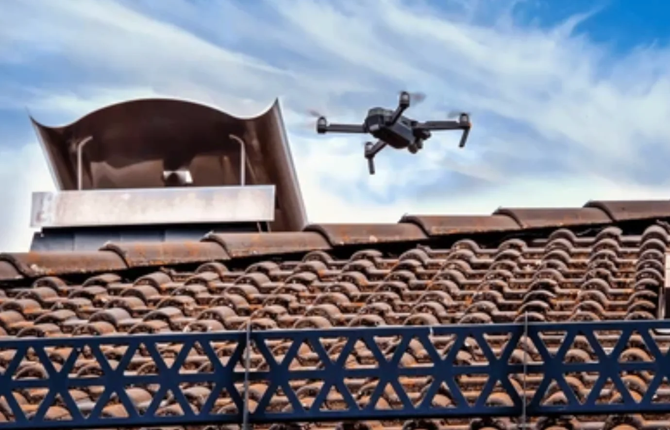 Drone en vol au-dessus d’une toiture